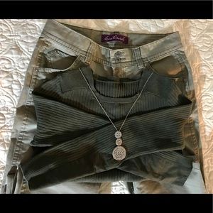 Gloria V jeans (10) Vintage sweater, necklace.
